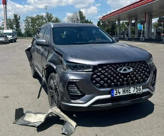 Yoldan çıkarak hendeğe düşen ön hasarlı gri otomobil