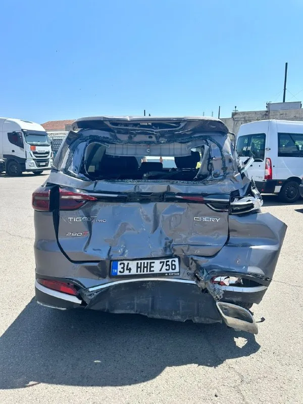 Çekici platformuna yüklenmiş arıza yapan otomobil