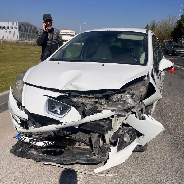 Yan kısmında çarpma hasarı olan gri station wagon