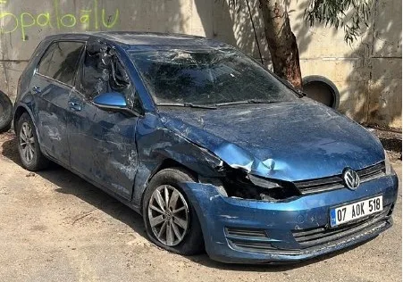 Oto kurtarma çekicisinin kayar platformuna yüklenmiş hasarlı otomobil