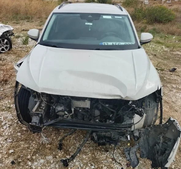 Hasarlı aracın yan panelindeki çarpma hasarının yerinde incelenmesi